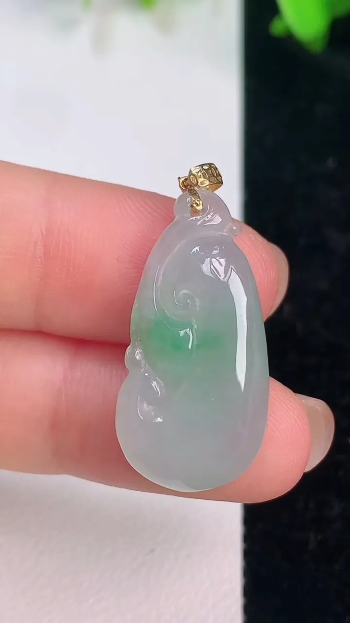 天然A货翡翠如意吊坠，尺寸27.4-13.7-5，重量:3.16g
7月14日