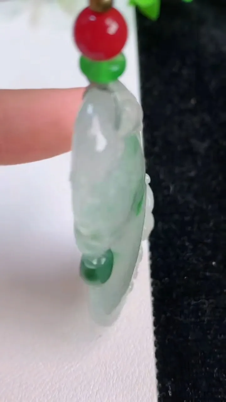 天然A货翡翠福瓜吊坠，尺寸55.5-27.2-6，重:19.60g
7月14日
