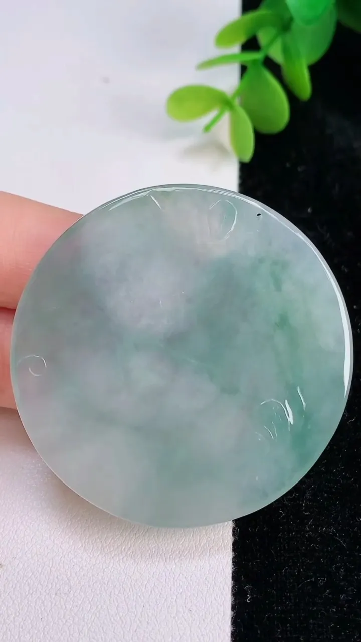 天然A货翡翠大日如来吊坠，尺寸48.7-5.4，重量:28.00g
7月14日