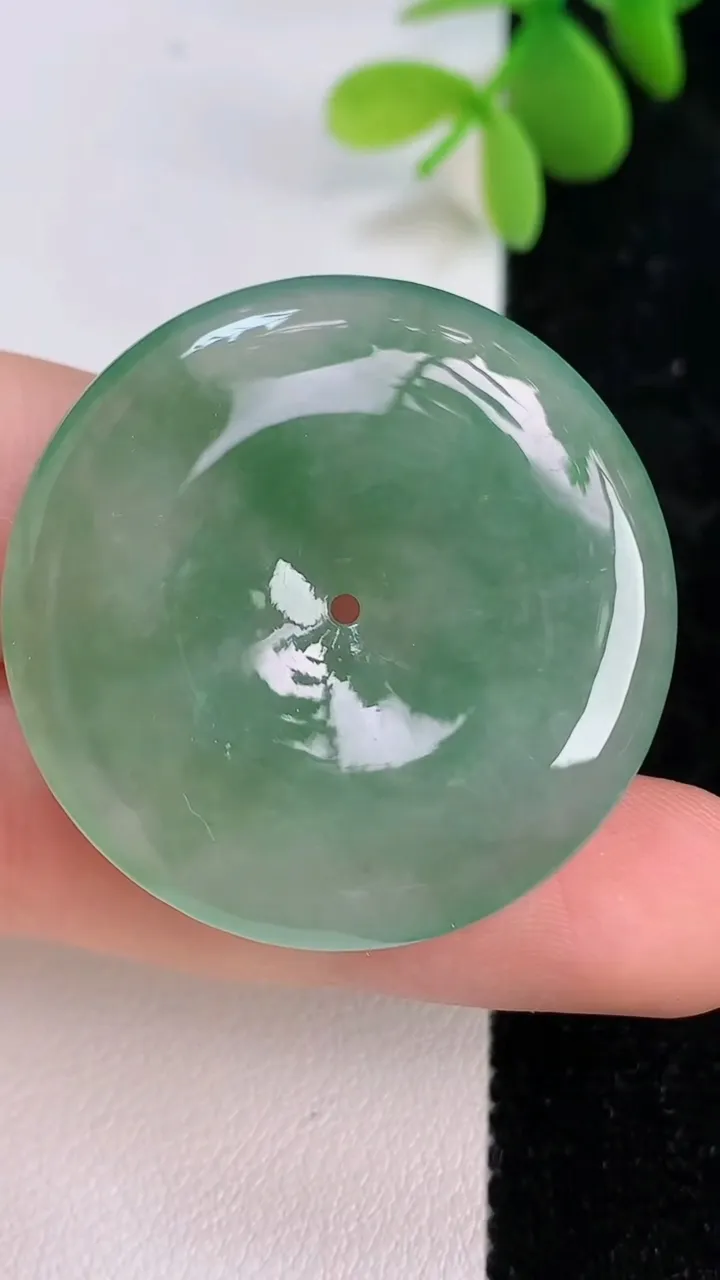 天然A货翡翠平安扣吊坠，尺寸35-6，重量:15.16g
7月14日