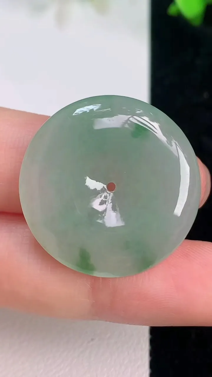 天然A货翡翠平安扣吊坠，尺寸27-4.5，重量:6.78g
7月14日