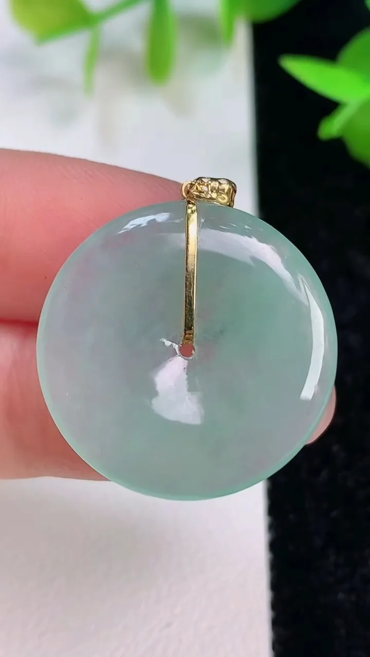 天然A货翡翠平安扣吊坠，尺寸24-3.3，重量:4.27g
7月15日