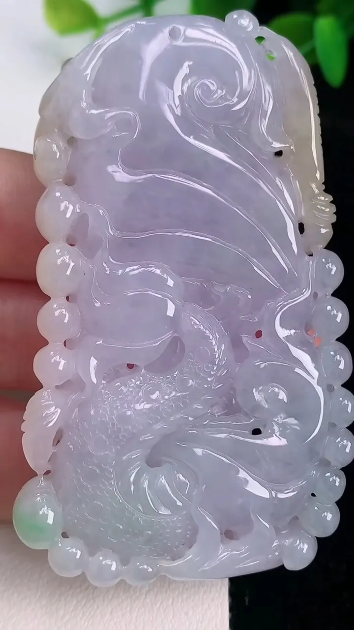 天然A货翡翠春带彩紫罗兰龙牌吊坠，尺寸68.4-41.3-12，重量:65.27g
7月15日