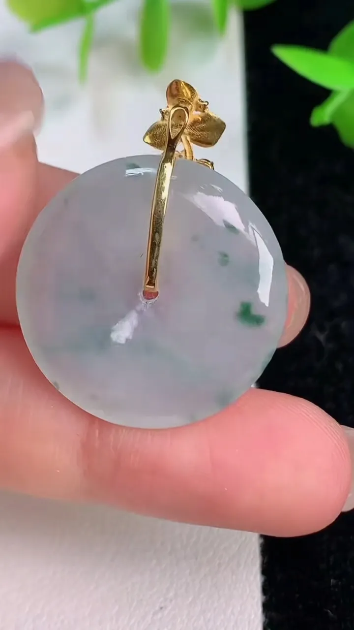 天然A货翡翠18k金飘花平安扣吊坠，尺寸24.2-4.3，重量:5.31g
7月15日