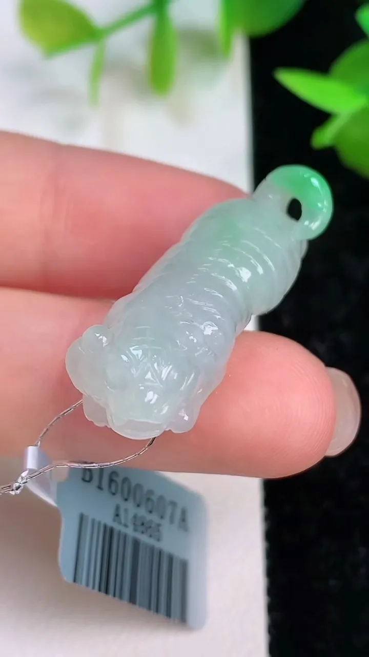 天然A货翡翠生肖虎吊坠，尺寸30.8-9.6-9，重量:7.50g
7月15日