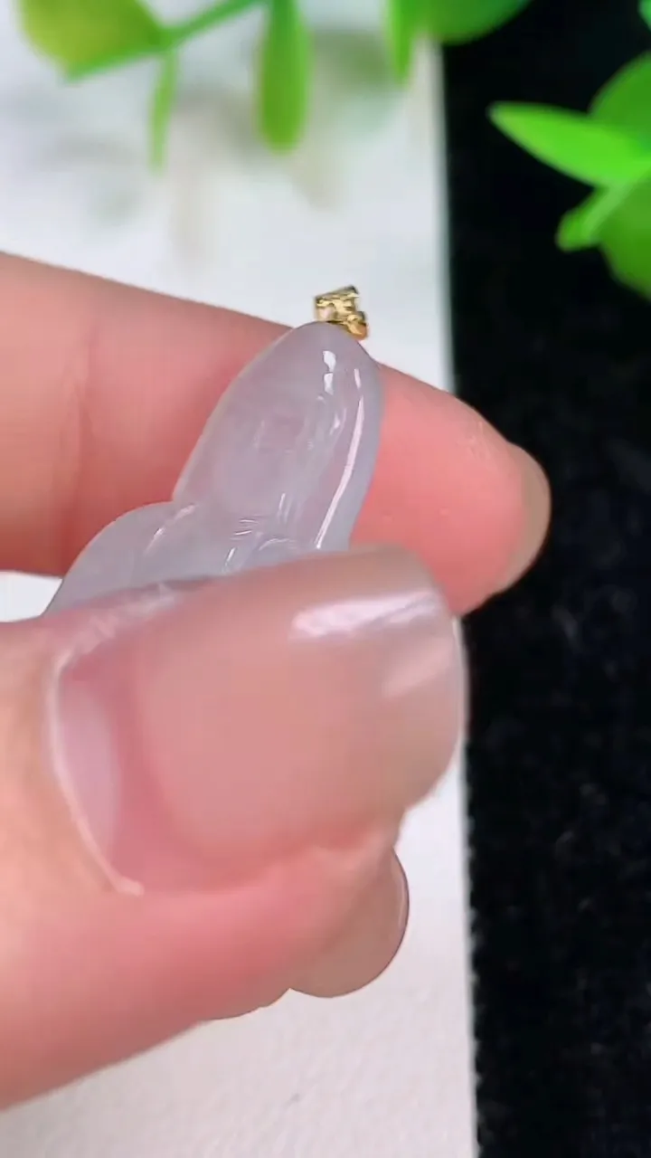 天然A货翡翠种观音菩萨吊坠，尺寸30.2-17-3.6，重量:3.55g
7月15日