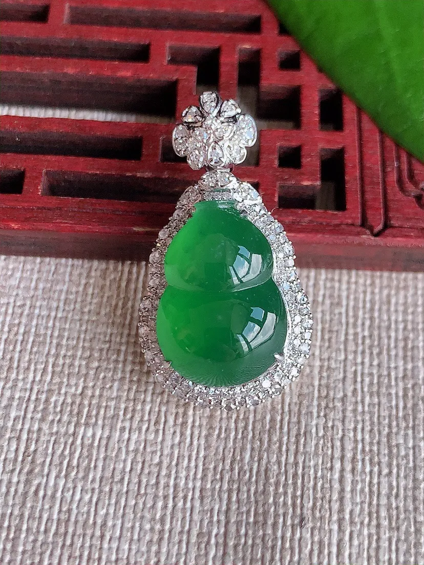 天然A货翡翠18K金伴满绿葫芦吊坠尺寸30×16×12裸石16.5×11.6m量5.74g 0715