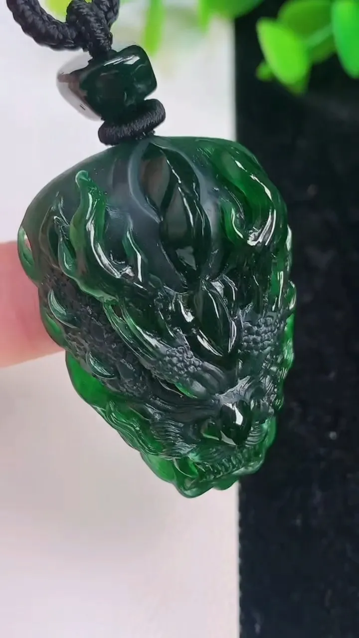 天然A货翡翠龙牌吊坠，尺寸40.6-28.2-13.4，重量:27.82g
7月15日