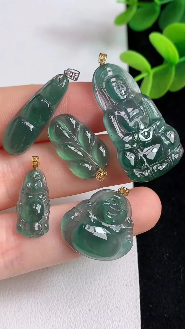 天然A货翡翠k金蓝水观音菩萨吊坠一手，尺寸33.4-21.2-2.8，重量:9.90g
7月15日