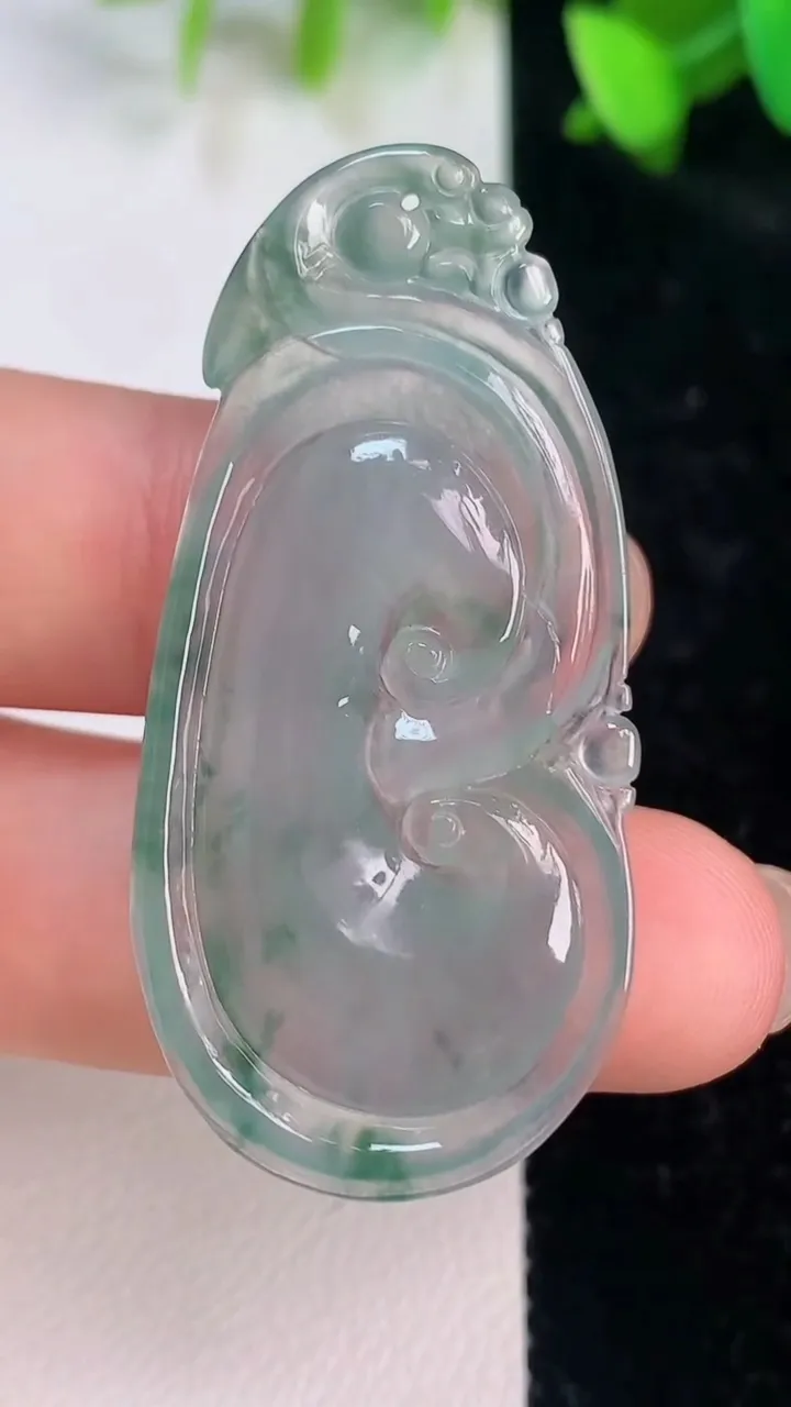 天然A货翡翠冰种飘花如意吊坠，尺寸46-22.2-4.6，重量:9.44g
7月15日