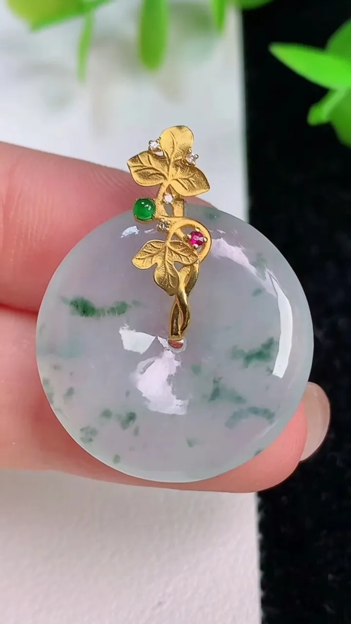 天然A货翡翠18k金飘花平安扣吊坠，尺寸24.2-4.3，重量:5.31g
7月15日
