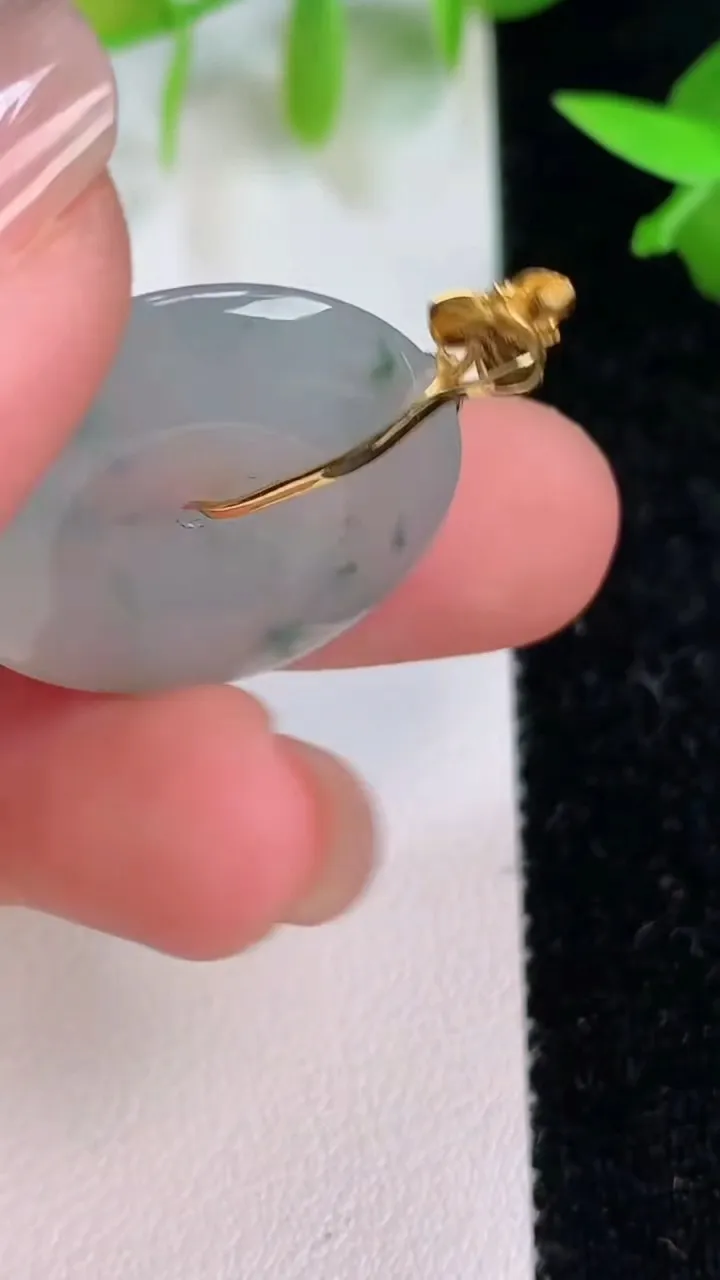 天然A货翡翠18k金飘花平安扣吊坠，尺寸24.2-4.3，重量:5.31g
7月15日