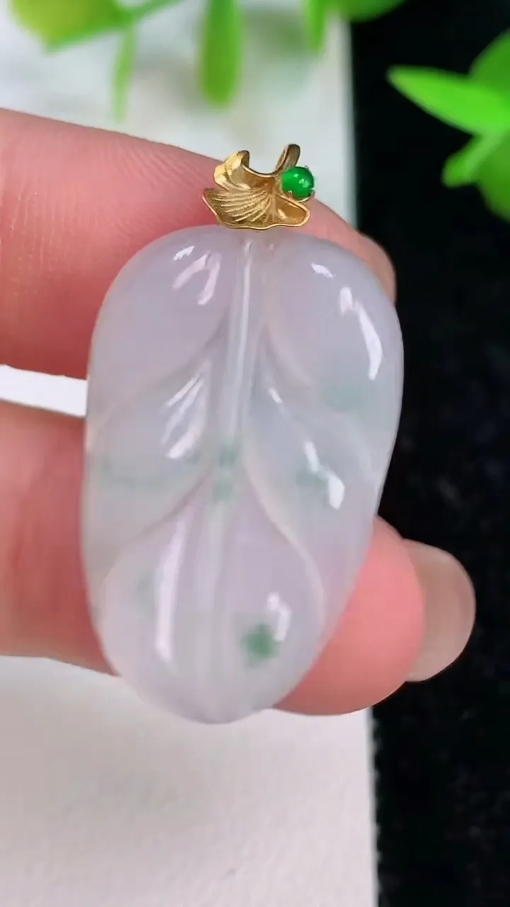 天然A货翡翠金枝玉叶 叶子吊坠，尺寸27.8-17.6-4.2，重量:5.95g
7月15日