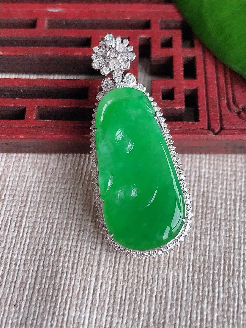 天然A货翡翠18K金伴阳绿如意吊坠尺寸39.8×16×8.7裸石27.2×13m量6.90g 0713