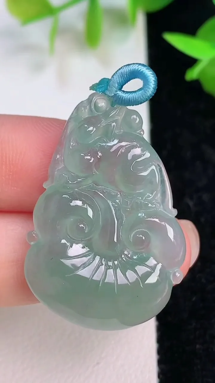 天然A货翡翠今非昔比 蜥蜴吊坠，尺寸37.5-23.7-4.4，重量:6.67g
7月15日