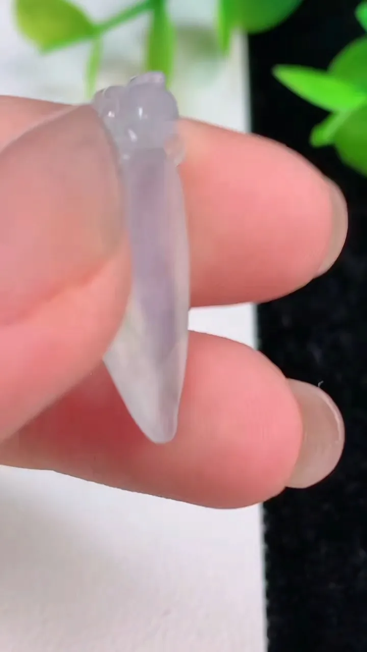 天然A货翡翠冰种福瓜吊坠，尺寸27.2-11-7.2，重量:3.55g
7月15日