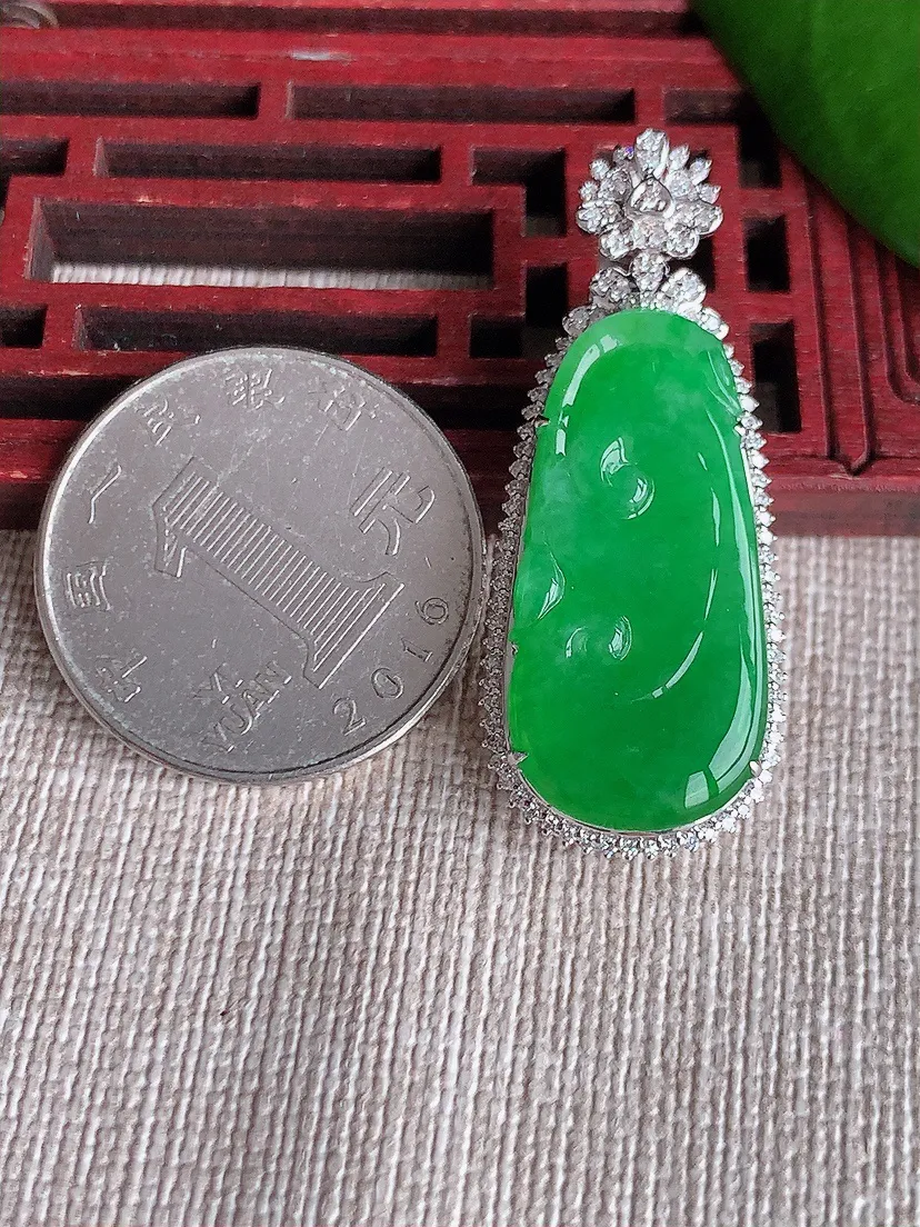 天然A货翡翠18K金伴阳绿如意吊坠尺寸39.8×16×8.7裸石27.2×13m量6.90g 0713
