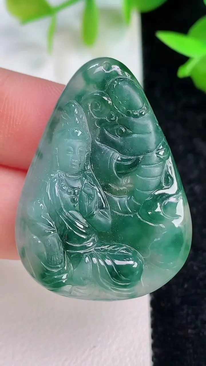 天然A货翡翠普贤菩萨吊坠，尺寸37-27-5.3，重量:9.40g
7月15日