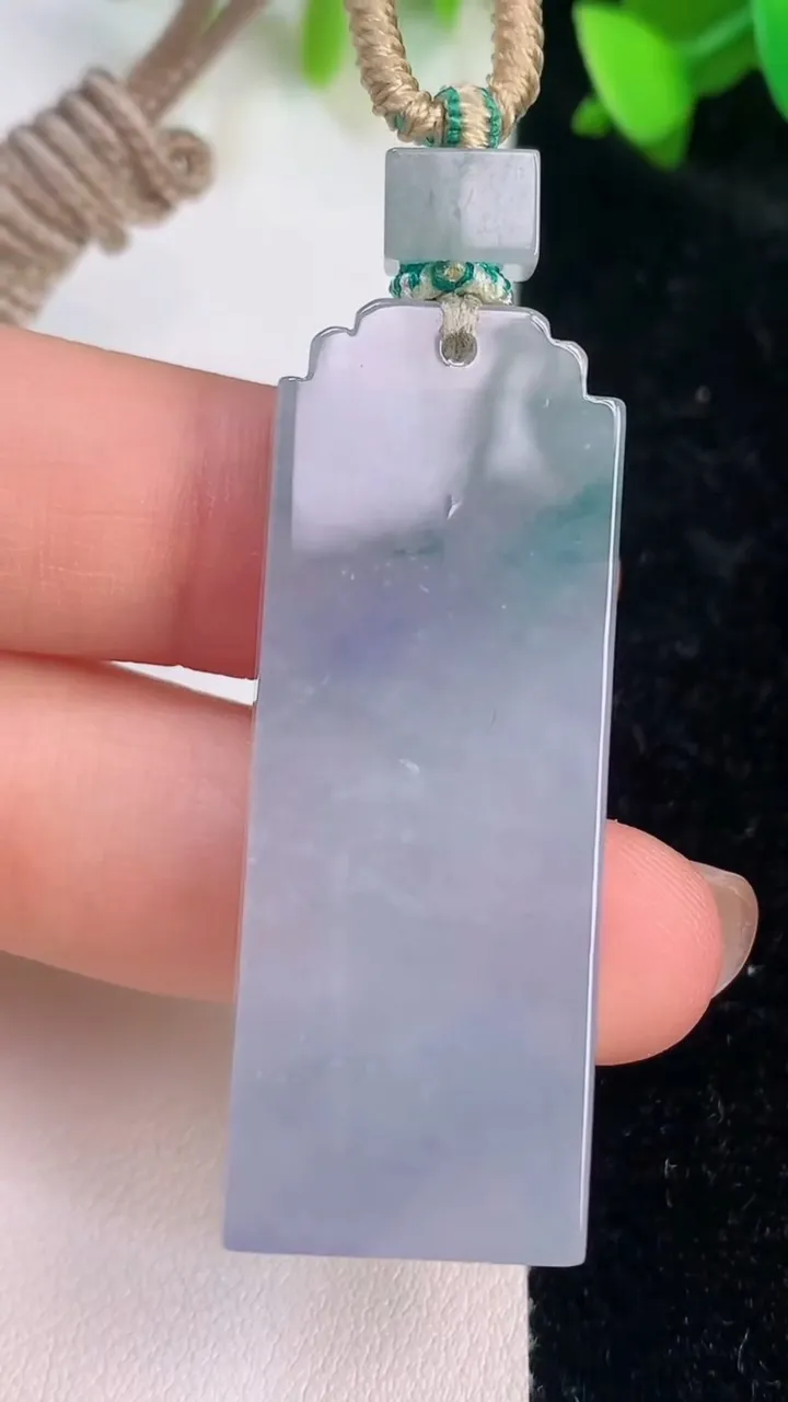 天然A货翡翠紫罗兰飘花仿古无事牌吊坠，尺寸46.8-17.7-5，重量:15.41g
7月15日