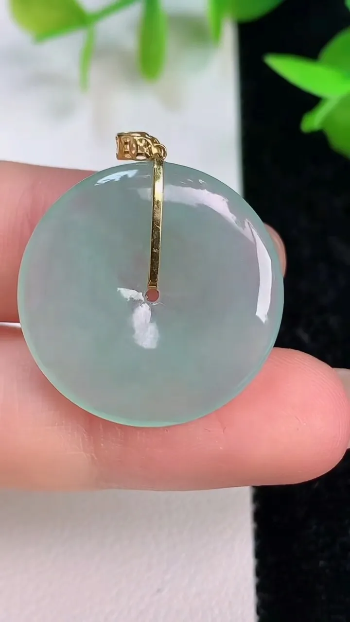 天然A货翡翠平安扣吊坠，尺寸24-3.3，重量:4.27g
7月15日