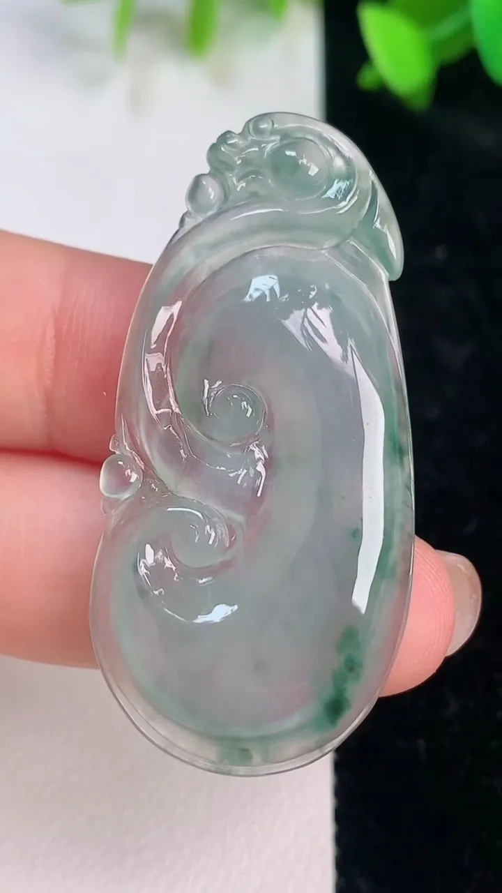 天然A货翡翠冰种飘花如意吊坠，尺寸46-22.2-4.6，重量:9.44g
7月15日