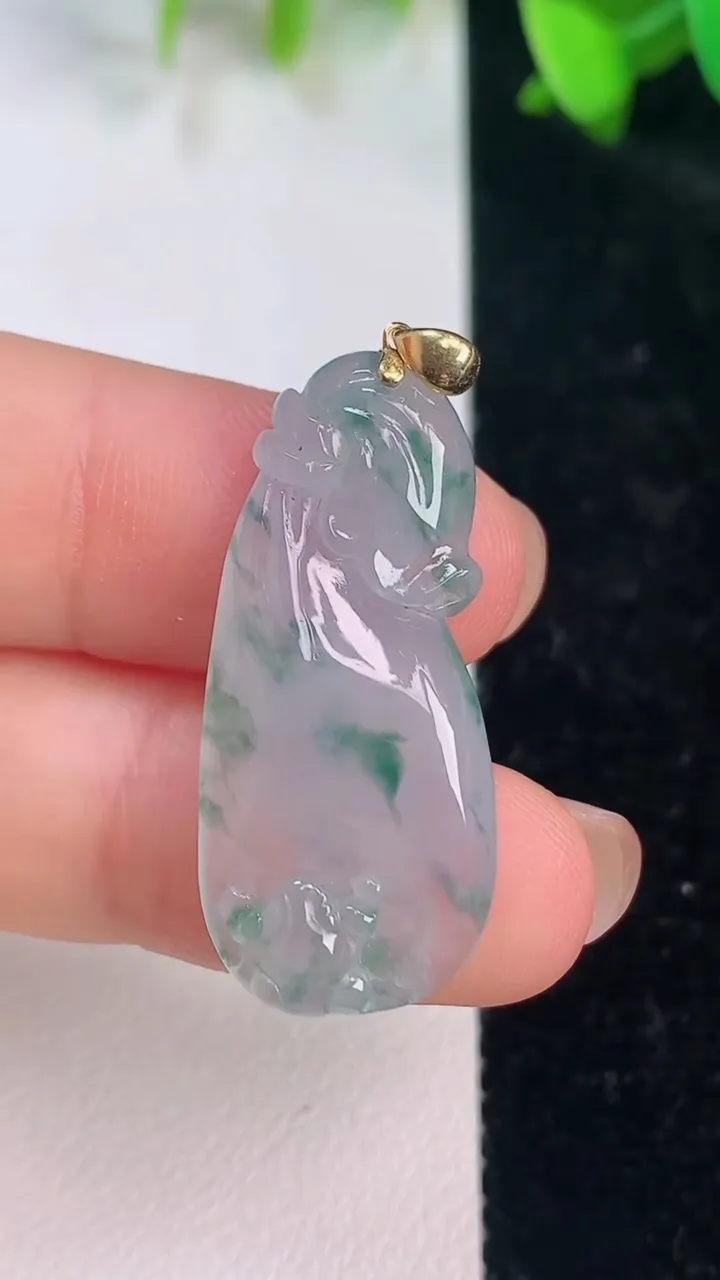 天然A货翡翠18k金飘花呱呱来财吊坠，尺寸32-14.2-4.5，重量:4.28g
7月15日