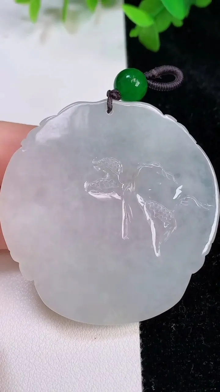 天然A货翡翠白冰生肖虎吊坠，尺寸52.4-53.2-6，重:32.44g
7月15日