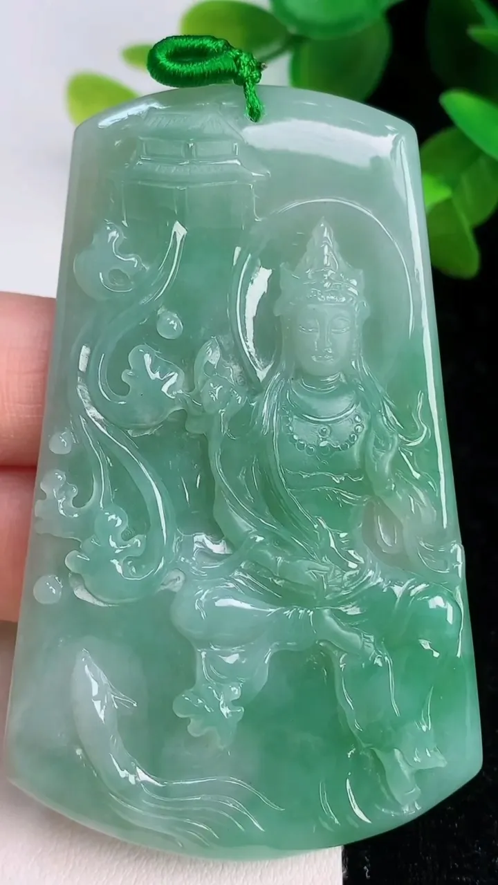 天然A货翡翠大势至观音菩萨吊坠，尺寸69.5-43.5-5.7，重量:35.00g
7月15日