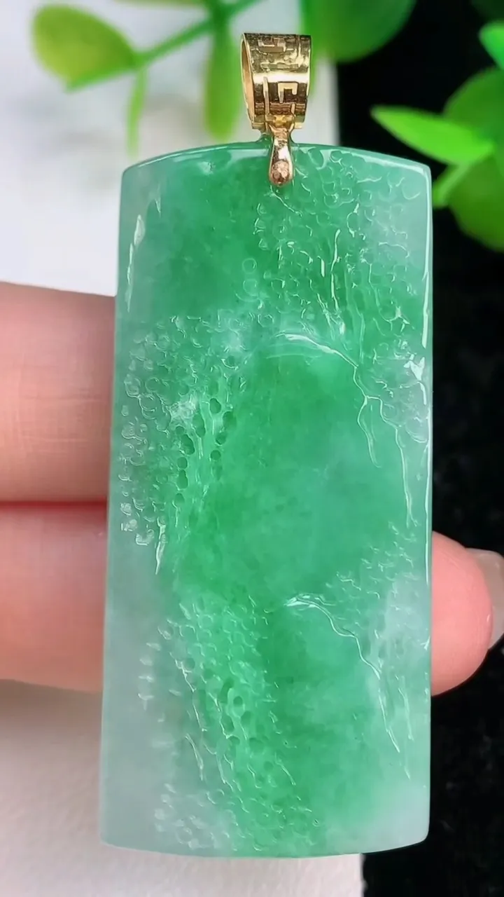天然A货翡翠山水牌吊坠，尺寸49-23-7.6，重量:22.35g
7月15日