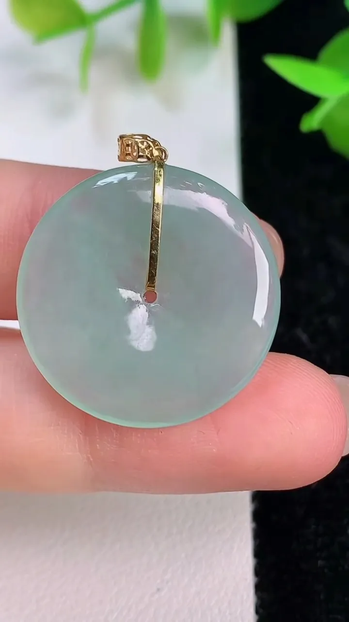 天然A货翡翠平安扣吊坠，尺寸24-3.3，重量:4.27g
7月15日