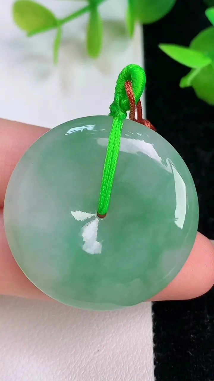 天然A货翡翠平安扣吊坠，尺寸33-5.8，重量:13.20g
7月15日