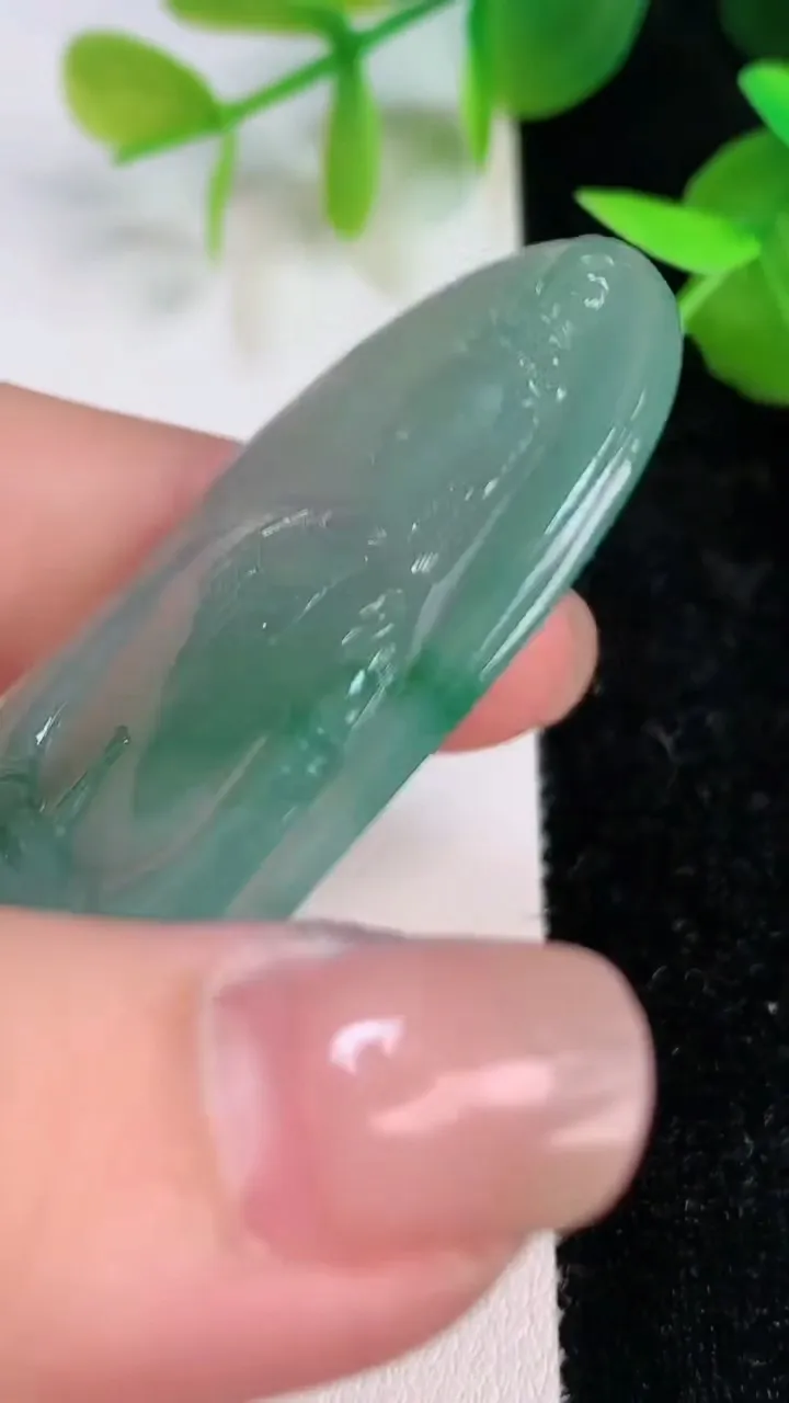 天然A货翡翠观音菩萨吊坠，尺寸59-33.4-3.8，重量:15.16g
7月15日