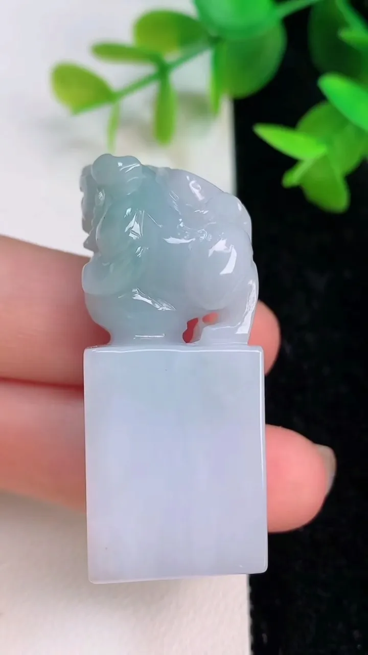 天然A货翡翠飘花麒麟印章，尺寸46-19-15.2，重量:24.23g
7月15日