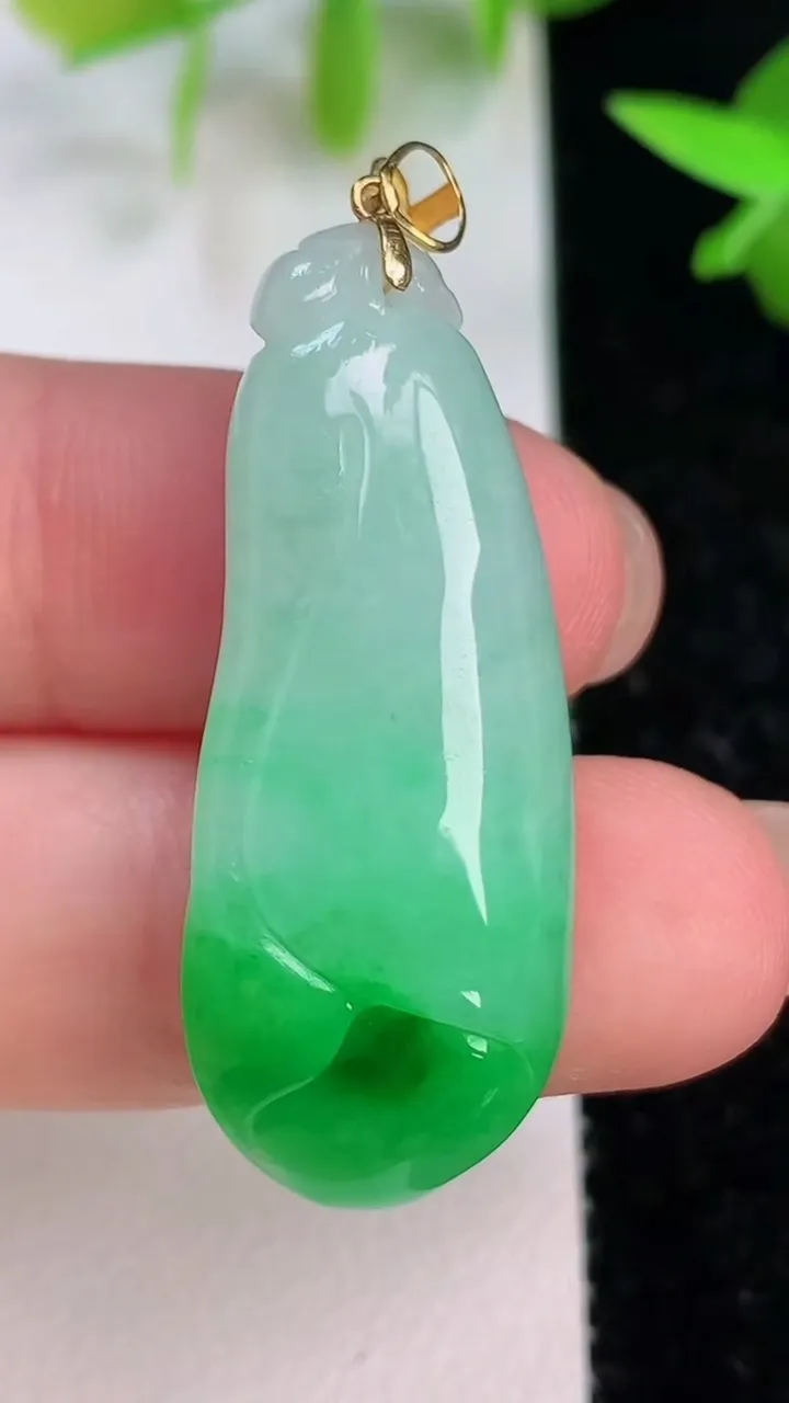天然A货翡翠玉兰花吊坠，尺寸35-14.6-8.2，重量:7.29g
7月15日