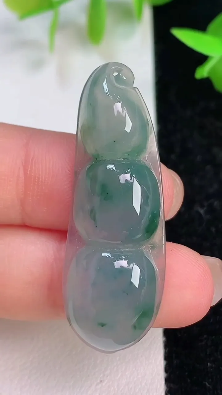 天然A货翡翠飘花福豆吊坠，尺寸42.3-15-6.3，重量:6.57g
7月15日