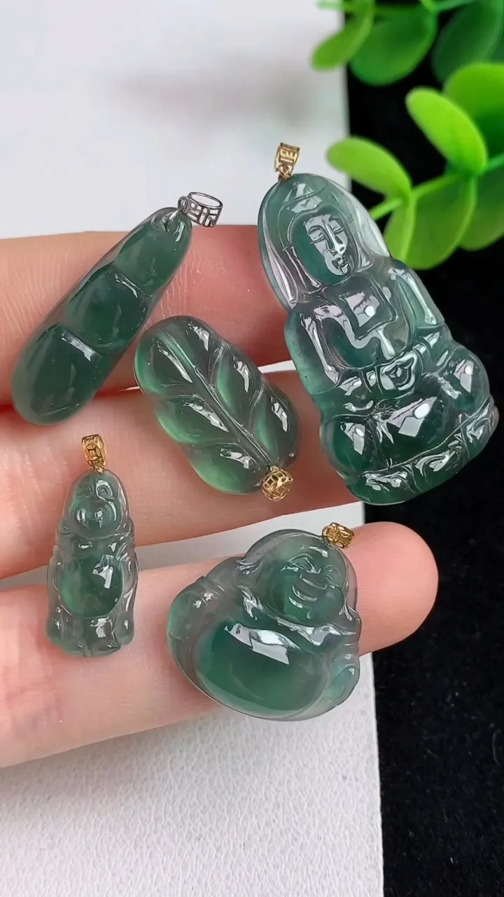 天然A货翡翠k金蓝水观音菩萨吊坠一手，尺寸33.4-21.2-2.8，重量:9.90g
7月15日