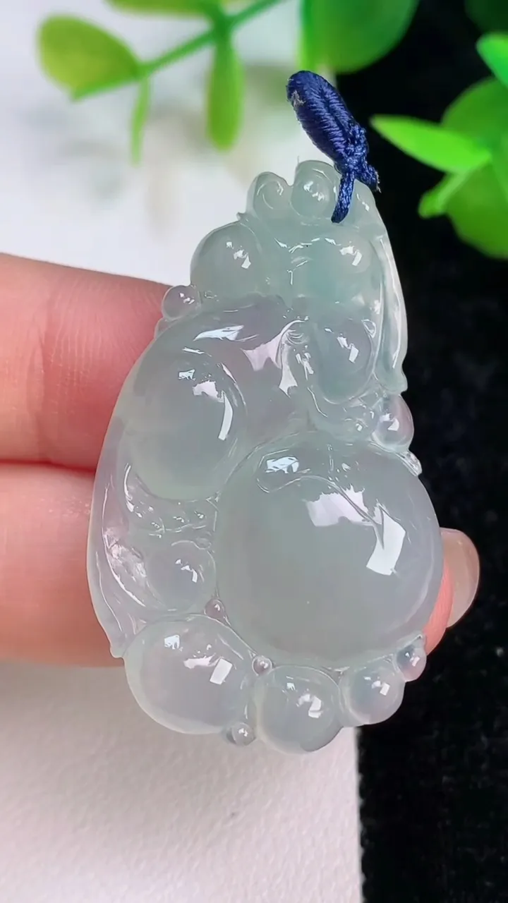 天然A货翡翠今非昔比 蜥蜴吊坠，尺寸41.5-25-5.6，重量:9.64g
7月15日