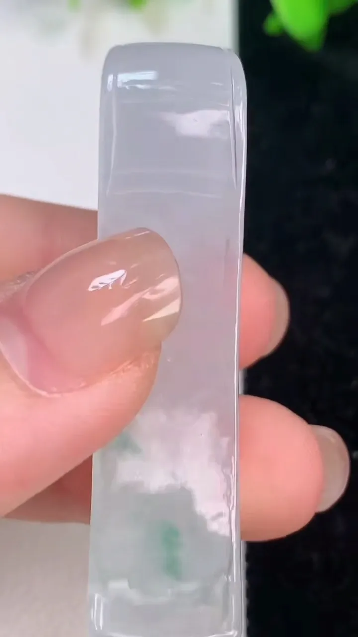 天然A货翡翠今非昔比 蜥蜴手牌，尺寸51.8-12.5-12.8，重量:13.32g
7月15日
