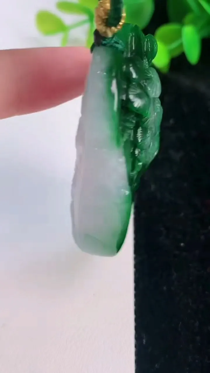 天然A货翡翠山水牌吊坠，尺寸54.3-40-17，重量:65.85g
7月15日