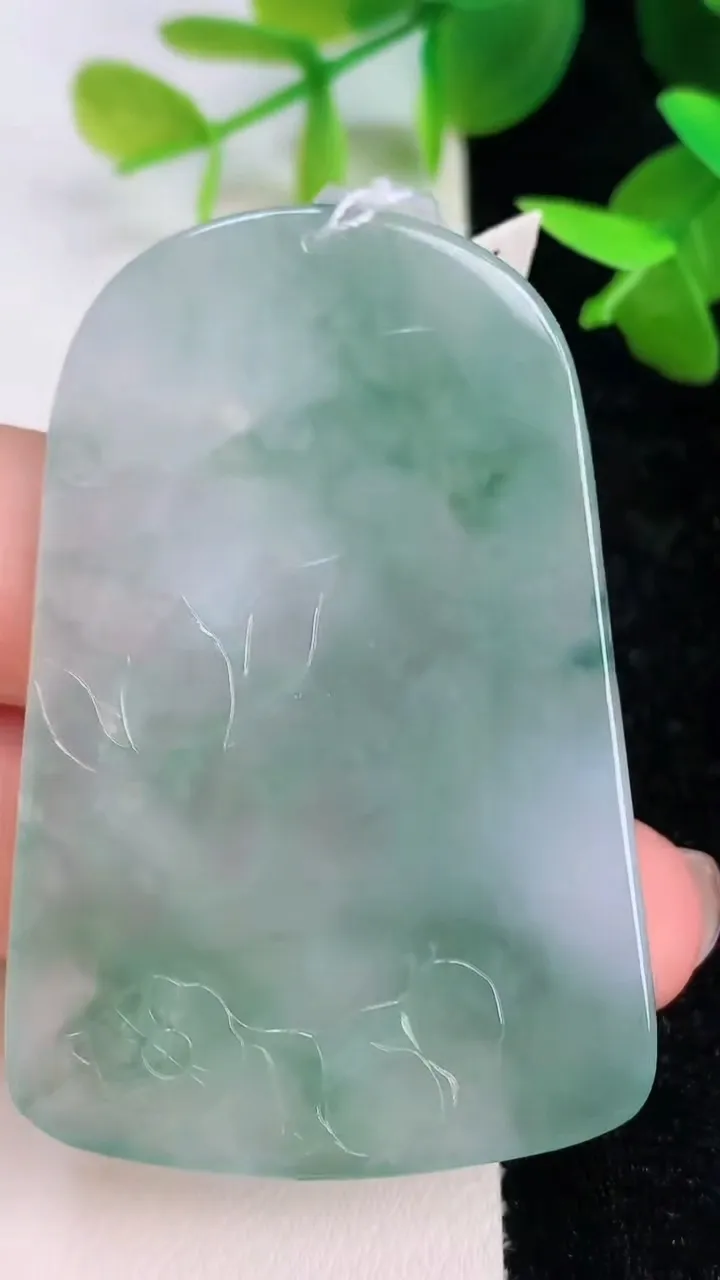 天然A货翡翠不动明王吊坠，尺寸56.2-39.7-5.3，重量:25.90g
7月15日