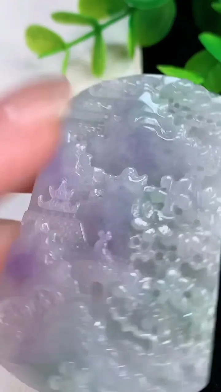 天然A货翡翠春带彩紫罗兰山水牌吊坠，尺寸61.8-39-6，重量:37.37g
7月15日
