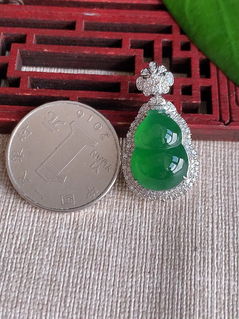 天然A货翡翠18K金伴满绿葫芦吊坠尺寸30×16×12裸石16.5×11.6m量5.74g 0715