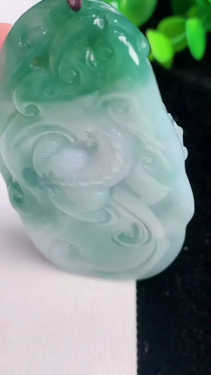 天然A货翡翠龙牌吊坠，尺寸74-38.7-12.6，重量:70.80g
7月15日