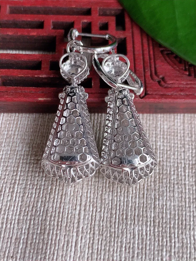 天然A货翡翠18K金伴钻阳绿无事牌耳坠 尺寸15.6×7.5×8.4mm 重量8.74g 0713