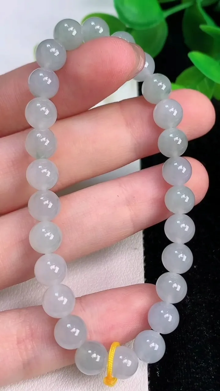 天然A货翡翠圆珠手串，尺寸6.8，重量:15.54g7月15日
工厂直销收藏佳品,种好水足，色泽均匀，有种有色，上手高大气！