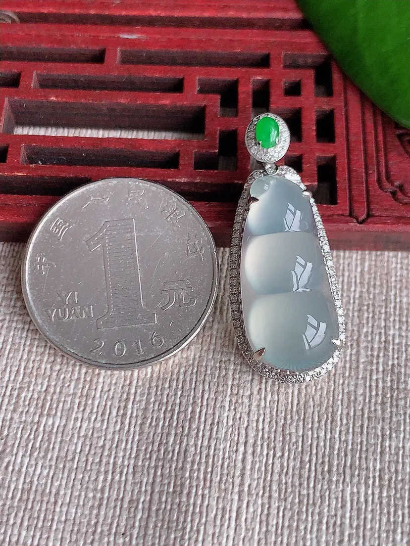 天然A货翡翠18K金伴白月光四季豆福豆平安豆吊坠尺寸34.4×13.3×9裸石24×11m量4.42g 0713