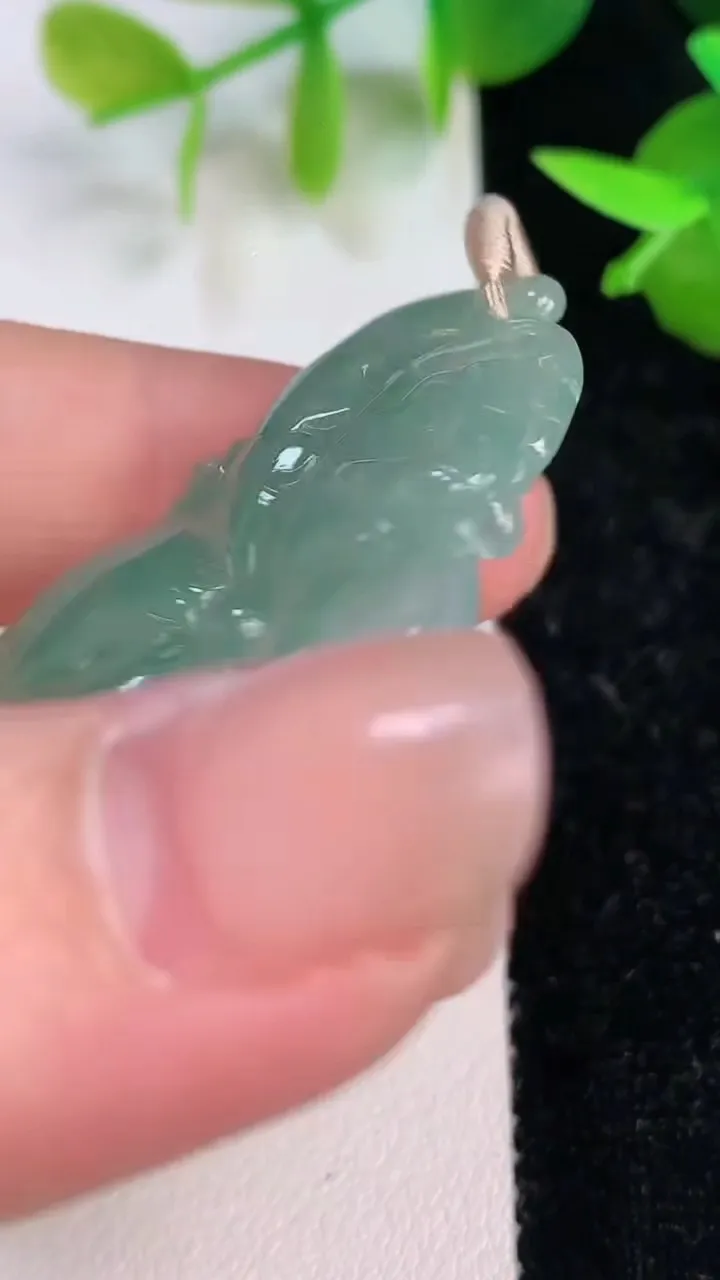 天然A货翡翠年年有余 荷叶鱼吊坠，尺寸47.6-28.2-4.7，重量:10.97g
7月15日