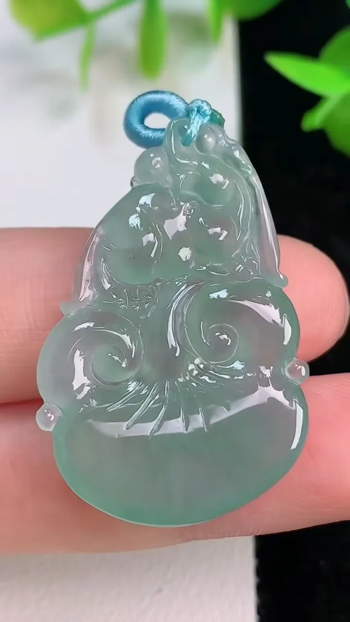 天然A货翡翠今非昔比 蜥蜴吊坠，尺寸37.5-23.7-4.4，重量:6.67g
7月15日