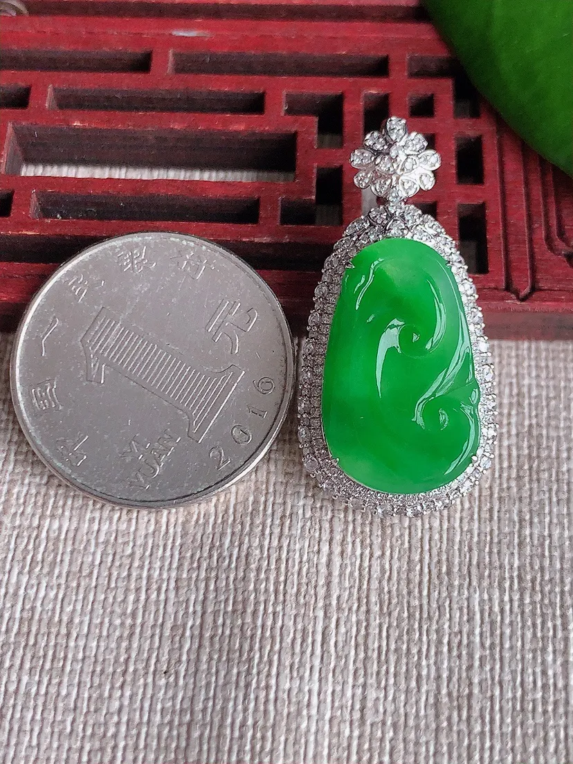 天然A货翡翠18K金伴阳绿如意吊坠尺寸34×16.6×9.2裸石20.8×12.5m量5.67g 0713