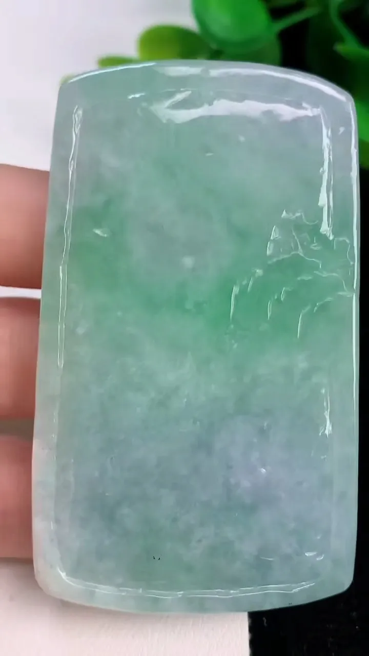 天然A货翡翠山水牌吊坠，尺寸69.7-41.7-7.2，重量:54.00g
7月15日